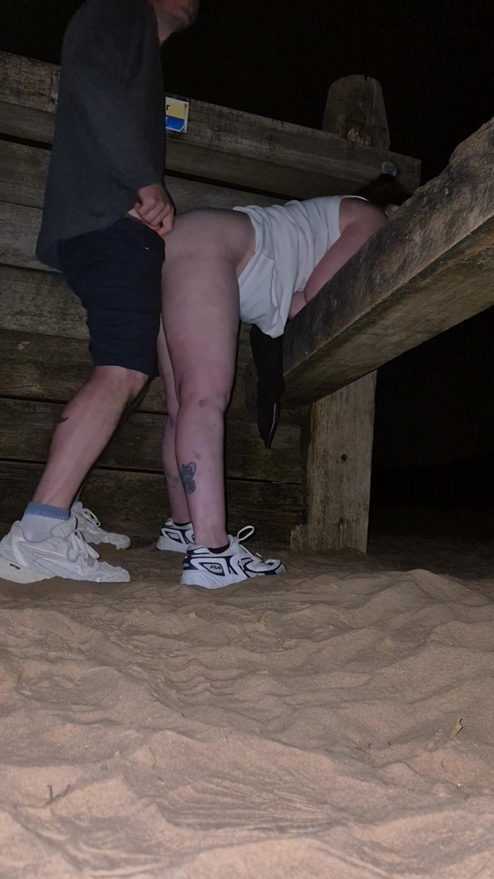 Mr D and Miss C: 私は深夜のビーチ散歩で継父の友達とセックスしました
