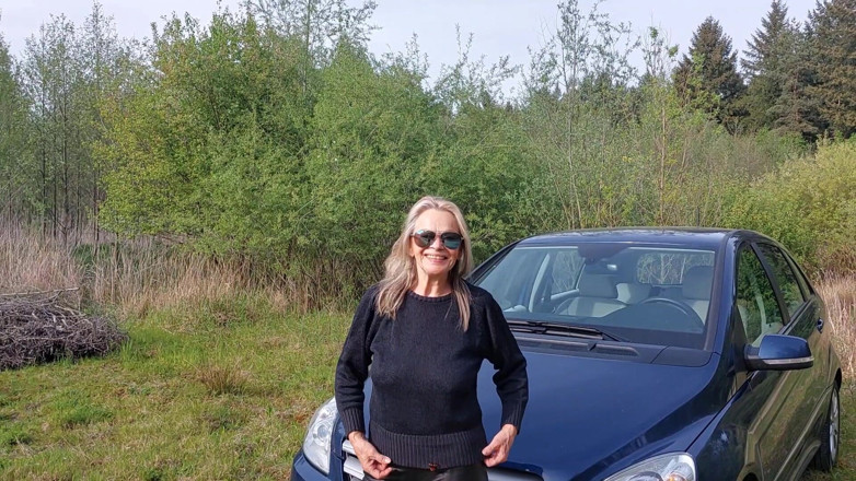 martinawest: La Nonna Gioca Con Le Sue Tette!