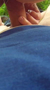 Baise en plein air avec une MILF à gros cul dans un short en cuir