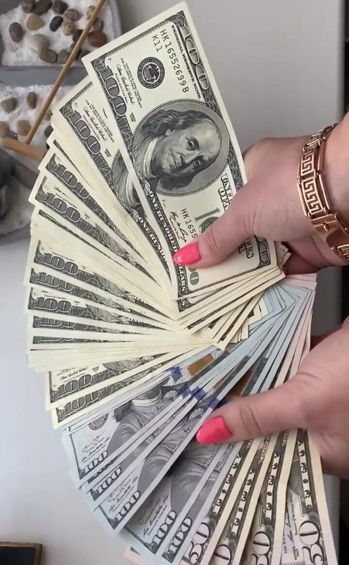 Goddess Misha Goldy: Regardez comment organic cash a l’air dans mes mains sexy, écoutez...