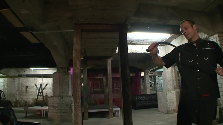 Absolute BDSM films - The original: Femme attachée humiliée au sous-sol