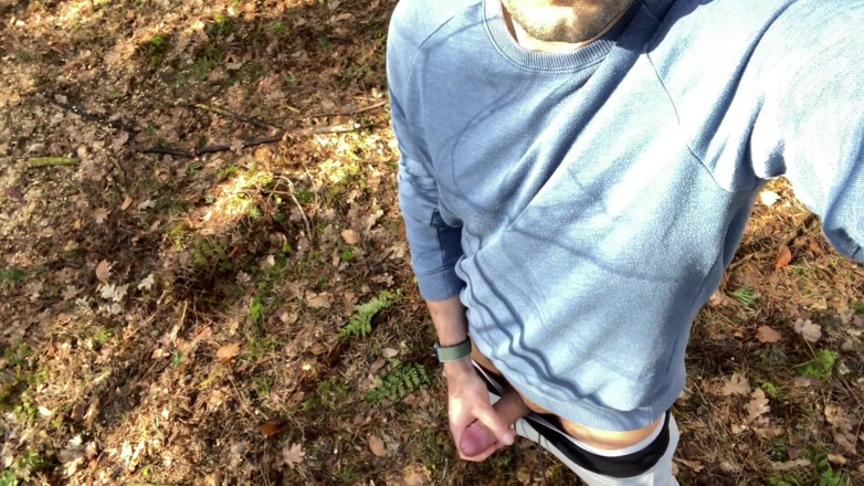Fratchino: Tesão cara mijar com pau duro e goza