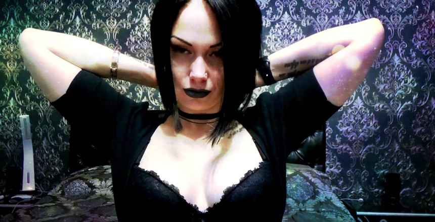 Goddess Misha Goldy: Jag kommer att modellera för dig olika sexiga chokerhalsband, retar...