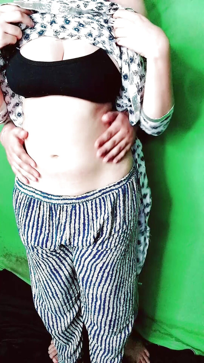 Vicky Thakur: India chica frota vientre y cuerpo 8
