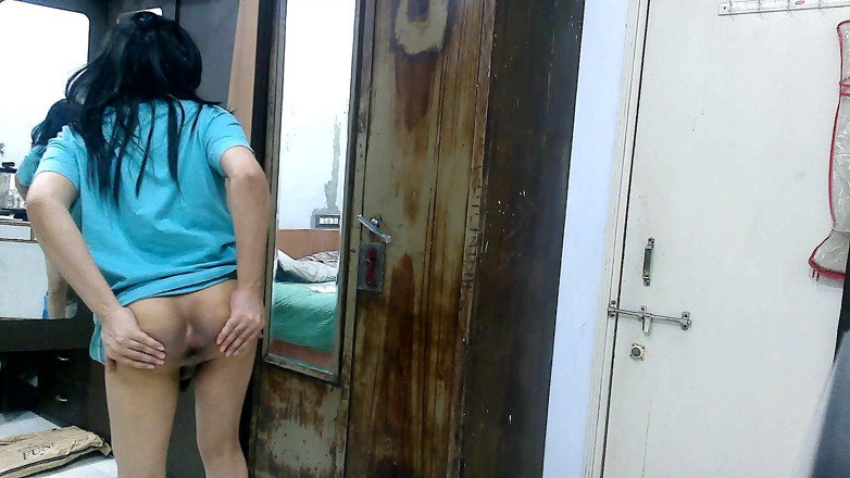Cute & Nude Crossdresser: Dolce sissy travestito effeminato in loungewear del fidanzato.
