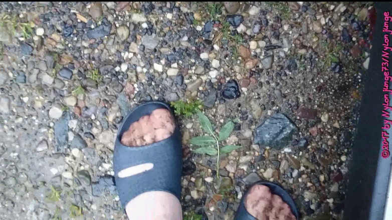 Carmen_Nylonjunge: Picioarele cu ciorapi din nailon se distrează în balta murdară