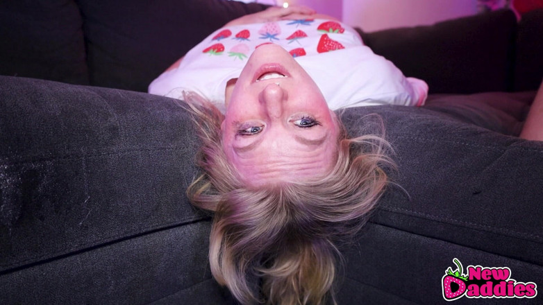 NewDaddies: Blonďatá děvka má ošukaný obličej vzhůru nohama