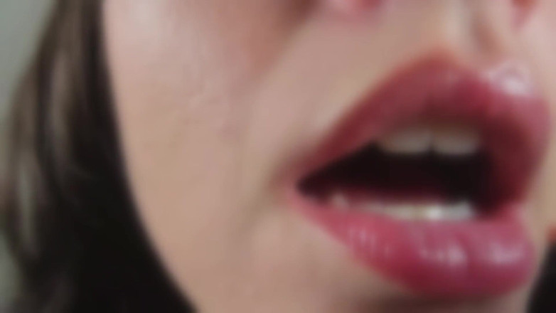 EmmasBetterLife: Подруга asmr лижет в объективе АСМР