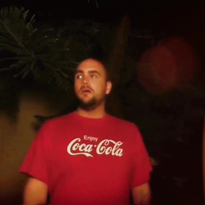 Alaric Corvinus: Rauch spät in der nacht im freien.