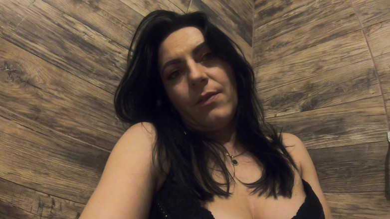 MilfyCalla: Hermosa chica latina masturbándose mientras orina 153