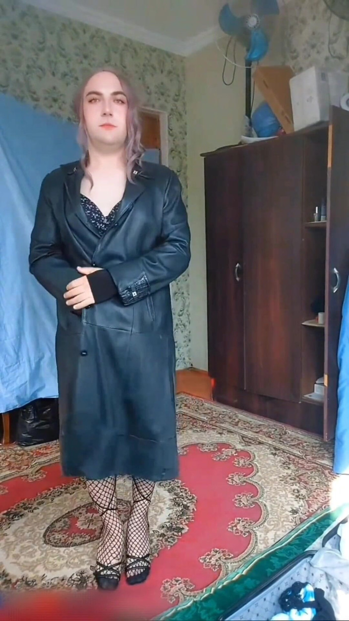 Kitty_Cross: +18 Model transvestiert kitty sexy dorffrau kleid lange strümpfe weiße...