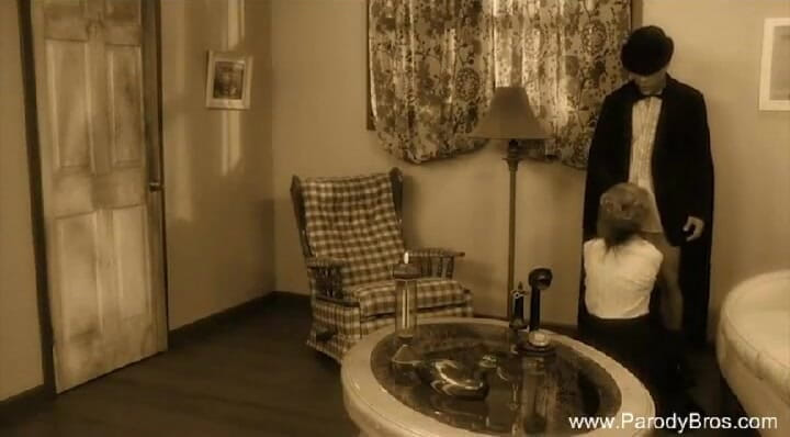 Parody Bros: Brunetka nastolatka masturbuje się po ssaniu penisa w parodii wideo