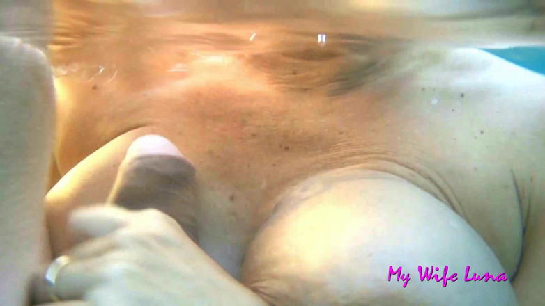 My Wife Luna: Dikongkek di pantai