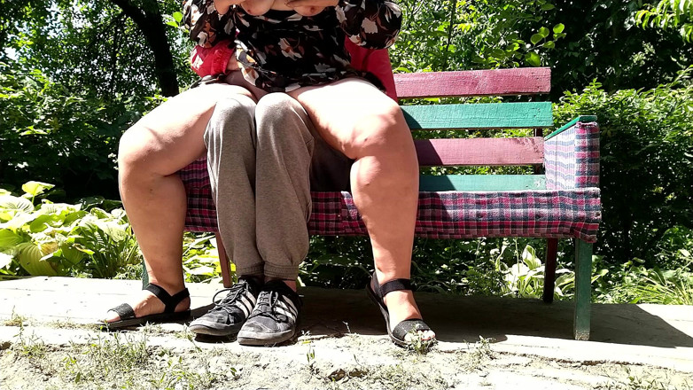 OurFetishLife: 身材华丽的熟女在公园里自慰并尿在我身上