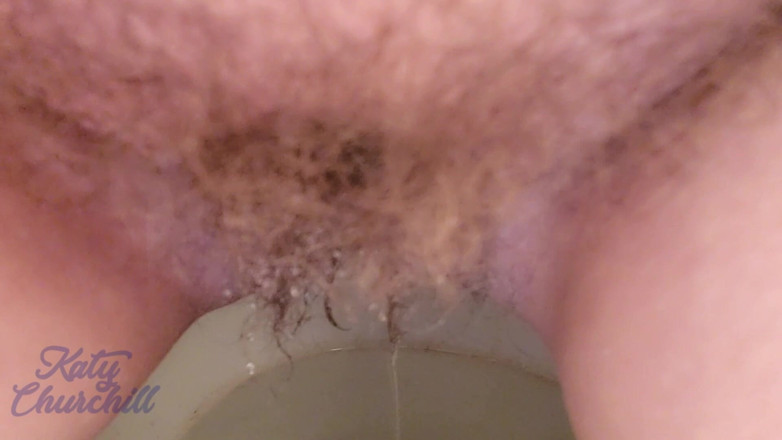 Katy Churchill: Bois ma pisse dans la cuvette des toilettes