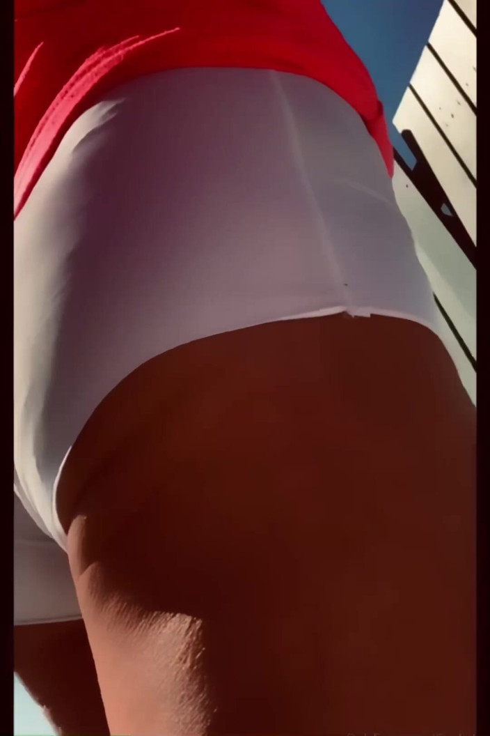CindieLove: Sissy đi bộ công cộng trên những con phố bận rộn...