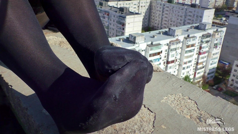 Mistress Legs: Godaan setinggi langit: cewek sange ini menggoda cowok kulit hitam...
