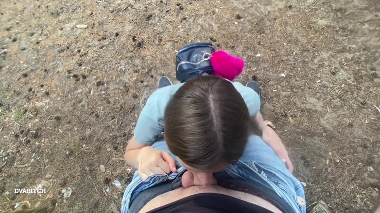 Dvabitch: Une brune amateur taille une pipe sensuelle dans la forêt...
