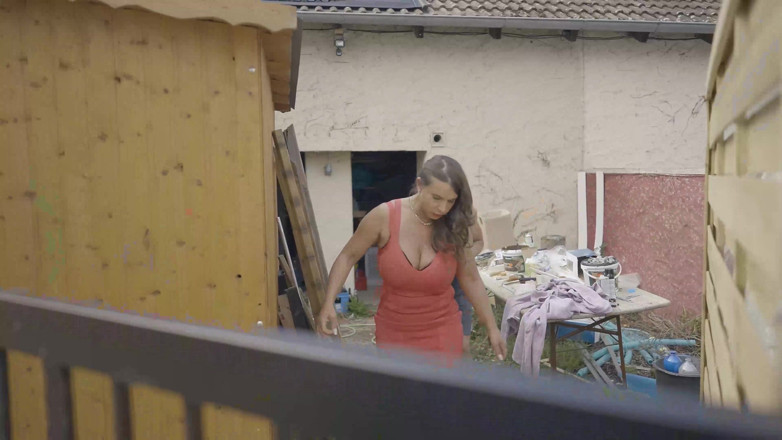 Romance with Love: Голодний чоловік отримує душ і змушений трахатися за їжу.