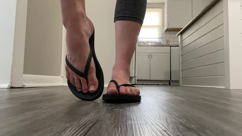 footivities: Flip Flop Modelliği Ve Doğal Ayak Parmaklarını Sallıyor