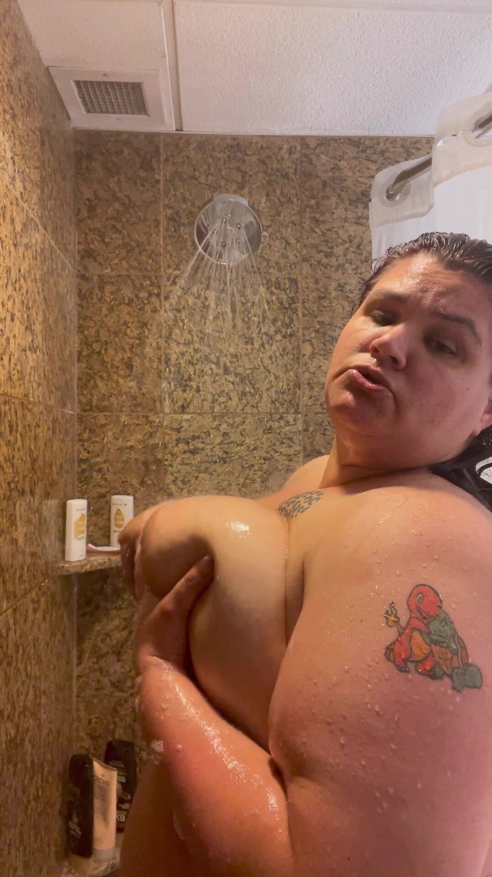 Raven Belle: Duș natural cu femeie mare și frumoasă