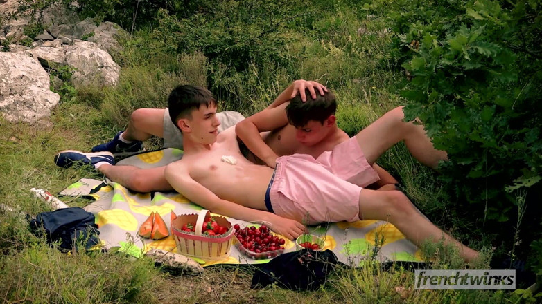 French twinks: Французькі твінки виїдуть у подорож до ексгібіціоніста