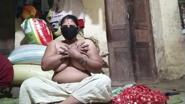 Desi_bhabhi121: Caliente india dedeándose el coño y presionando tetas desnudas