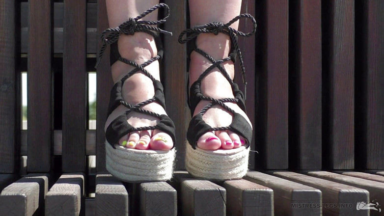 Mistress Legs: Maîtresse pieds nus dans le parc