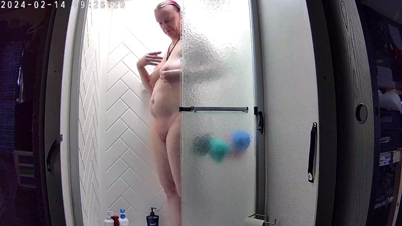 KittieNoOne: Une PAWG MILF prend une douche