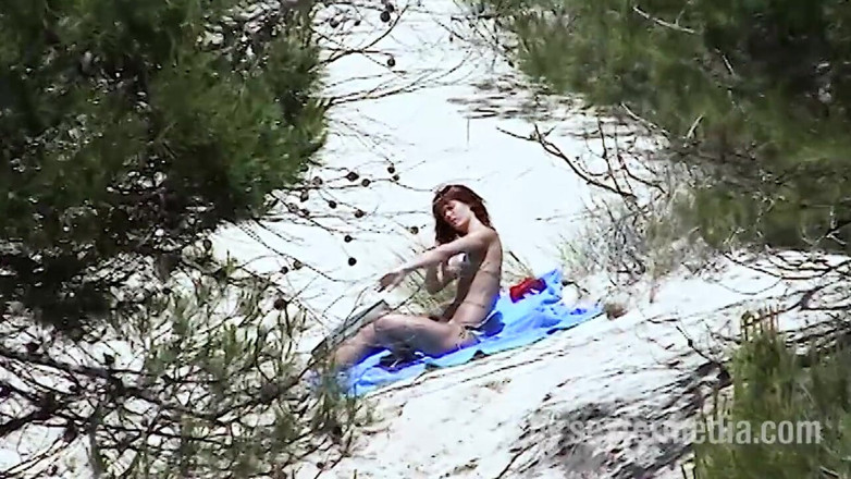 Sextermedia by Pete: Rothaarige schönheit fickt muschi am sandstrand