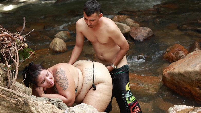 Lexly_16: Baise dans la rivière avec un mec sexy dehors