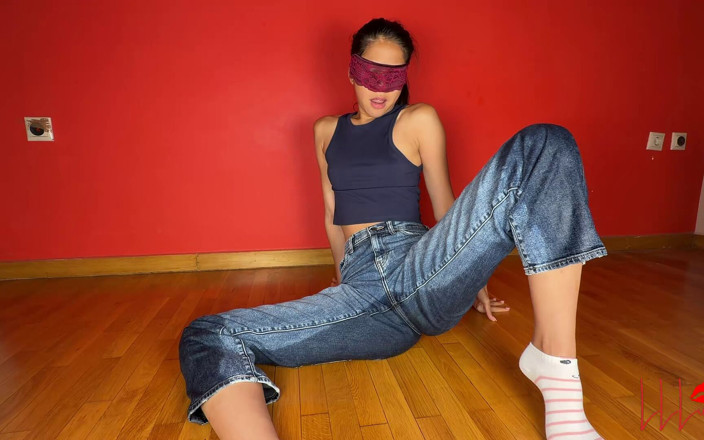 LittleLewdLuna: 第一条牛仔裤被可爱的亚洲女孩挑逗 - luna弄湿地板