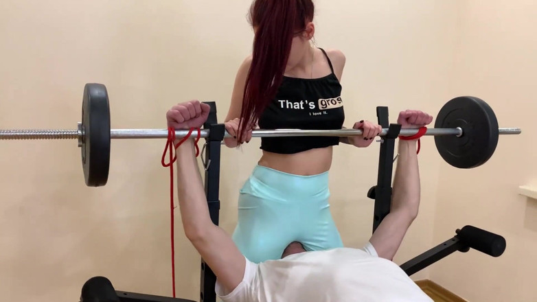 Petite Princesses Femdom: Bà chủ tóc đỏ sofi mặc quần legging màu xanh ngồi...