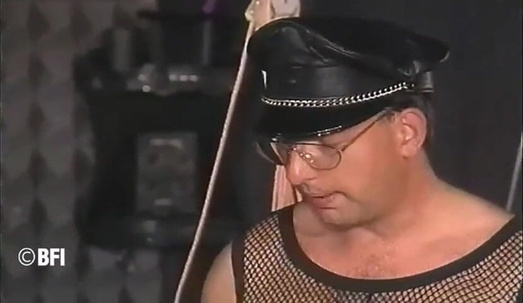 House of lords and mistresses in the spanking zone: İki adam korkmuş bir esmeri cezalandırıyor