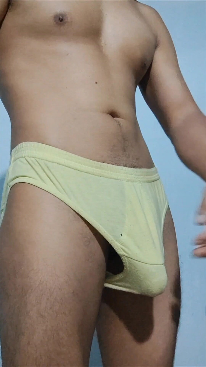 Hornyboy2058: Napalona gimnastyk głaska swój ogromny pulsujący kutas w bieliźnie