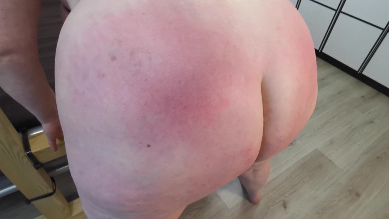 Bouncy Tits Action: Sculacciata la sua vagina con le tette legate