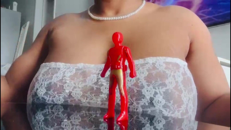 Maeling: Tiny Super Hero Payudara