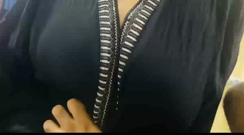 Arabicqueen: Un prof indien presse les seins d’une musulmane en hijaby