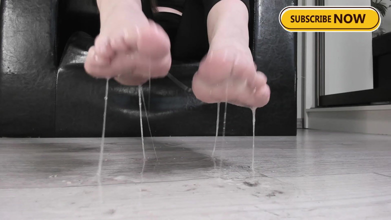 Feet lady: Spuug over vuile voeten
