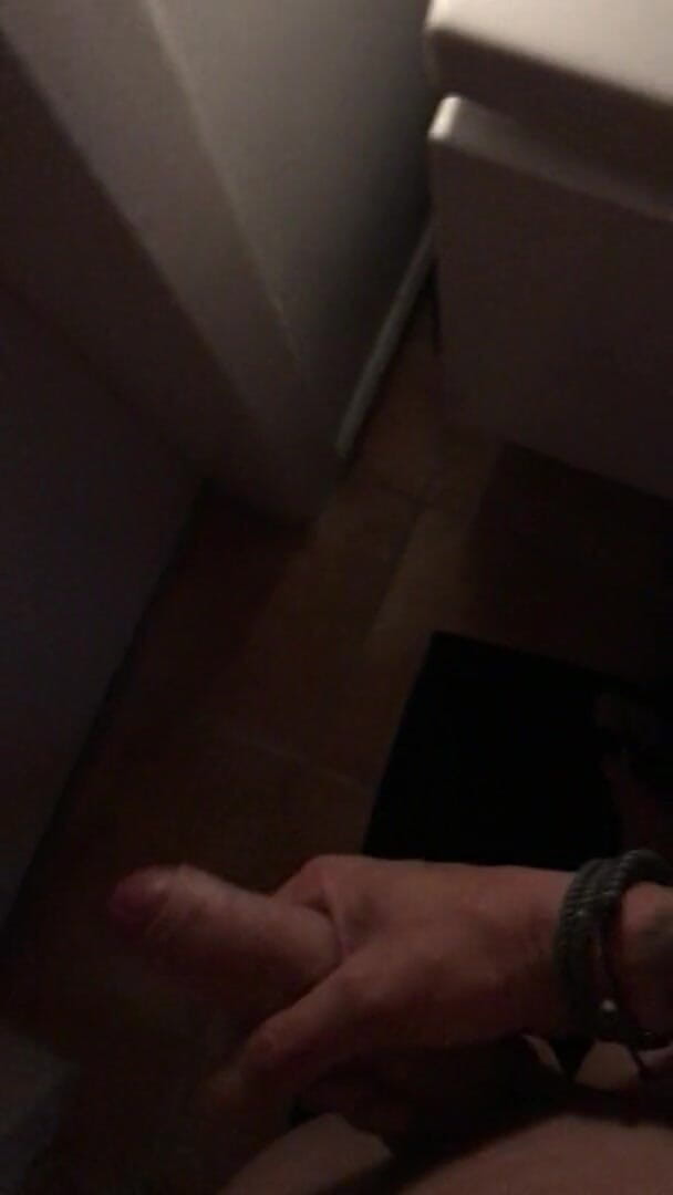 Horny nice guy: Estoy tan cachonda, chupa mi polla enorme