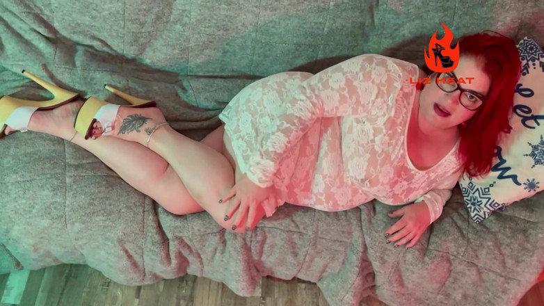 Liz Heat: Zralá sexy manželka v Clog Podpatcích a prádle masturbuje