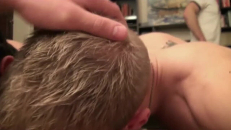 Gaybareback: Un ragazzo etero aiuta a una riprese porno gay