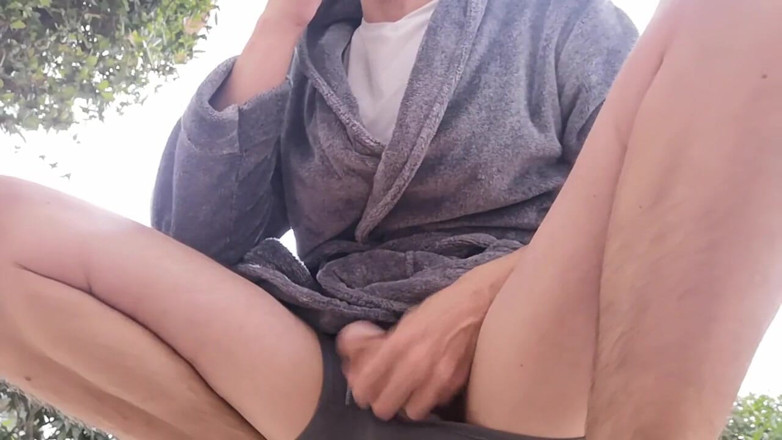 Rafael Torreano: Arrodillado afuera en el chocho fumando un cigarrillo y masturbándose