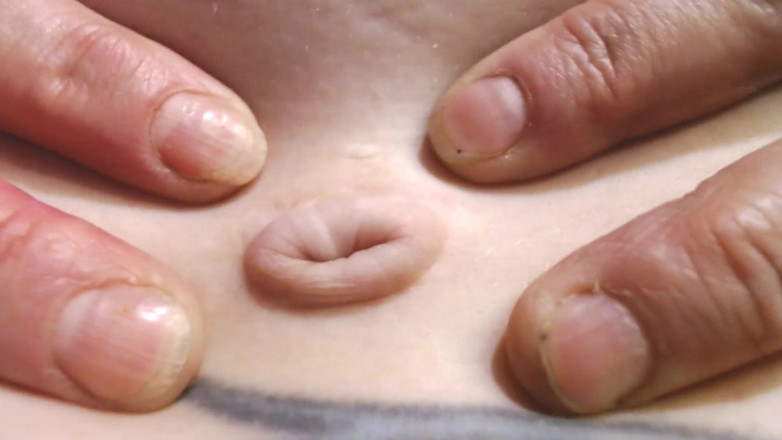 Abby Anna: Zblízka Deep Belly Button