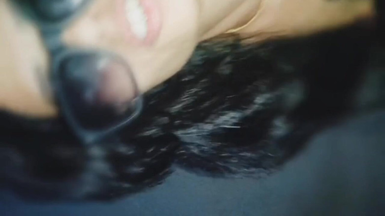 Hot Sis: Latika goală își expune țâțele pline și face sex în pizdă