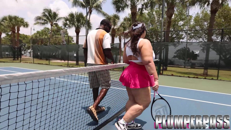 Plumper pass: Grăsuța Luna Lark ia mingi de neagră după tenis