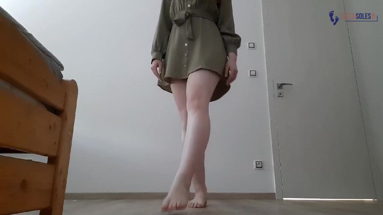 Czech Soles - foot fetish content: Amateur gedragen flats, nylons en op blote voeten plagen (4k 2160p)