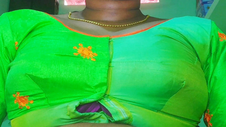 Desi Mohini: Une bhabhi avec des couples magnifiques se fait baiser à la...