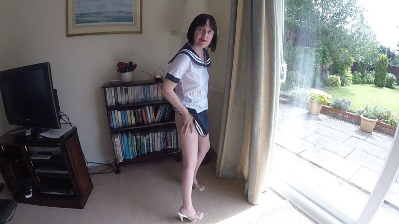 Littlevixen: Sexy slanke vrouw pronkt met haar uniform