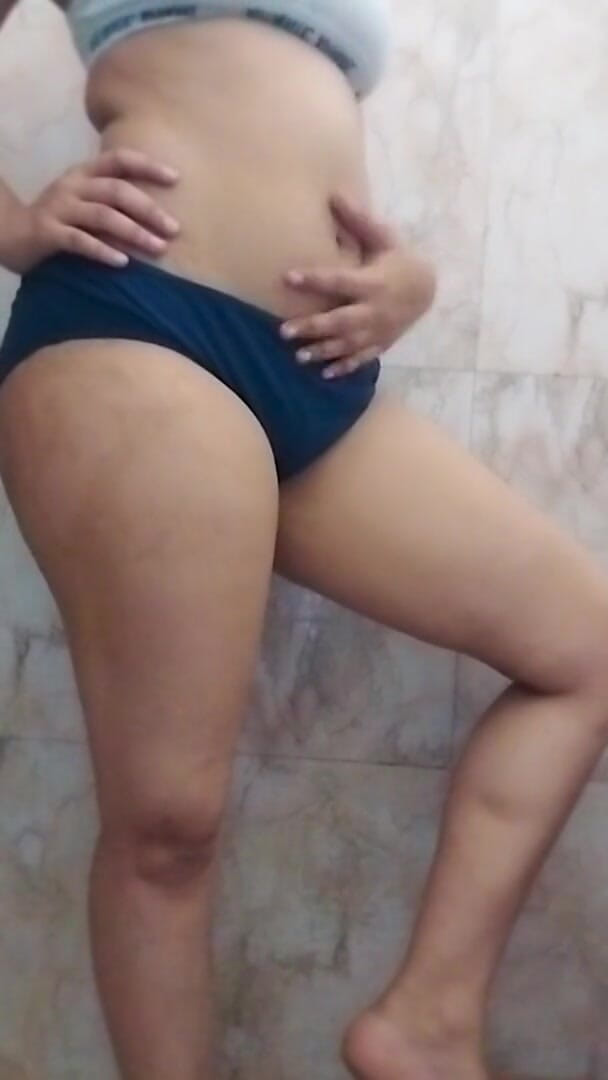 Riyathakur: Fată indiancă desi sexy du-te la facultate și ia baie fierbinte